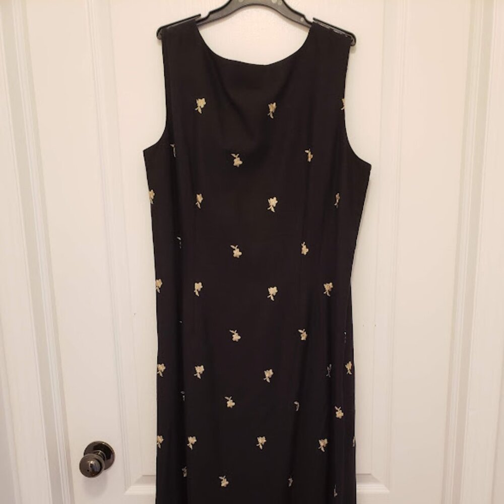 Black Linen Lined Dress With delicately embroidered floral print  Size14